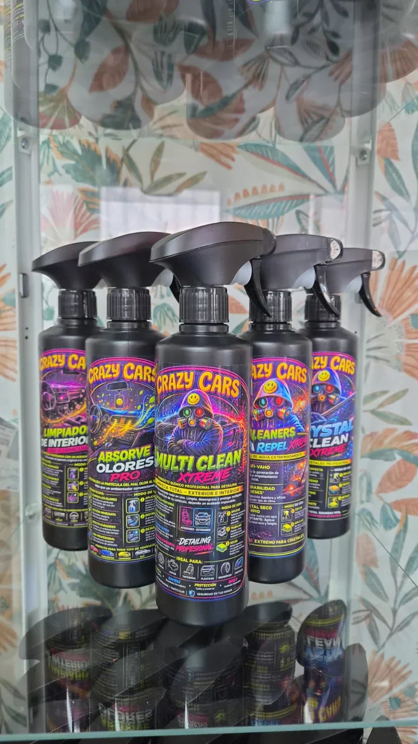 Gama completa de productos de limpieza para el coche de la colección Crazy Cleaner de Crazy Cars, incluyendo Crystal Clean Xtreme, Multi Clean Xtreme, Limpiador de Interiores, Absorbe Olores Pro y Crema Lavamanos Xtreme.